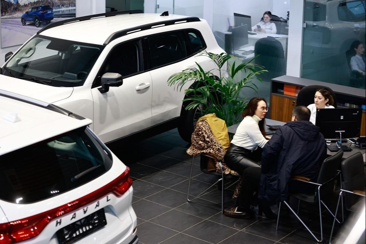 Татарстан занял 18 место среди регионов по доступности покупки авто Только 22 8 семей могут позволить себе купить в кредит и содержать новый автомобиль за 1 3 миллиона рублей выяснили аналитики РИА Новости При этом приобрести и содержать среднюю по цене машину 2 9 миллиона могут 6 4 татарстанцев Вечерка в MAX в Telegram