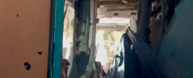 Двое пострадали при взрыве в жилом доме в Иркутске  Электрокотёл взорвался в квартире на первом этаже 16-квартирного дома на улице Севастопольской в Иркутске, сообщило региональное управление МЧС.  Пострадали 45-летняя женщина и 14-летний подросток. Они госпитализированы.  «Самостоятельно эвакуировались 19 жильцов», — рассказали в ведомстве.   Разрушены перегородки и перекрытие между квартирами первого и второго этажа. Выбиты окна и двери.  Следственный комитет начал проверку.  Подписаться  Прислать новость  Помочь бустами