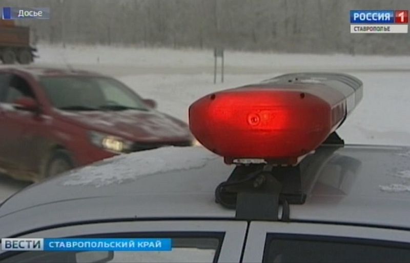 Сняты ограничения на движение автотранспорта в Левокумском округе Ставрополья   Сняты ограничения, введенные сегодня, 25 февраля, на автодороге Левокумское – Правокумское - Владимировка с 1 по 7 километр в Левокумском округе. Об этом сообщили в Госавтоинспекции Ставрополья.  На данный момент движение организуется в штатном режиме, отметили в дорожной полиции.  При этом автоинспекторы обращают внимание на то, что погодные условия продолжают ухудшаться. Поэтому водителям рекомендуют отказаться от поездок на дальние расстояния на личном транспорте.