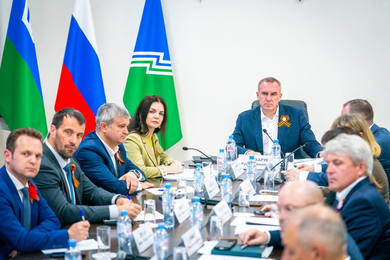 Руслан Кухарук поблагодарил жителей Югорска за неравнодушие, позволяющее точечно решать вопросы Губернатор Югры Руслан Кухарук сегодня работал в Югорске. По словам главы региона, поездка позволила оценить ход строительства ключевых объектов города, сделать акцент на вопросах, которые волнуют жителей. Руслан Кухарук посетил реконструируемое здание взрослой поликлиники в Югорске. Проект реализуется в рамках государственной программы «Строительство». «Этот объект здравоохранения был предметом нашего обсуждения в прошлые визиты. Сейчас задача, которая стоит перед подрядной организацией, — завершить весь объем работ в текущем году и приобрести медицинское оборудование», — напомнил Руслан Кухарук. Также в городе завершается возведение нового корпуса Югорского политехнического колледжа. «Важно, чтобы уже в новом учебном году студенты смогли приступить к занятиям в обновленных аудиториях. Это позволит не только увеличить число обучающихся, но и расширить перечень специальностей. Обозначил коллегам, что к открытию также необходимо благоустроить близлежащую территорию, выполнить задачи по строительству улицы 40 лет Победы. Средства на эти цели заложены в бюджет, такое решение было принято по результатам прошлого визита», — подчеркнул губернатор Югры. Руслан Кухарук отметил хорошие темпы работ в рамках капремонта школы №5, о проведении которого правительство Югры и мэрия договаривались в 2024 году. На рабочем совещании с губернатором Алексей Харлов доложил о текущем положении дел и перспективах развития. Особое внимание уделили темам, на которые чаще всего обращают внимание жители. Среди них — благоустройство детских спортивных площадок, реализация программы по расселению аварийного жилья, комплексное развитие территории, капитальный ремонт дорог. Руслан Кухарук, обратив внимание на один из комментариев под постом о посещении Югорска, посетил улицу Садовую, пообщался с жительницей одного из домов, отмечавшей необходимость капитального ремонта улицы. Губернатор Югры отметил — проект и смета готовятся, ремонт возможно начать в следующем году. Больше о рабочей поездке Руслана Кухарука в Югорск читайте тут!