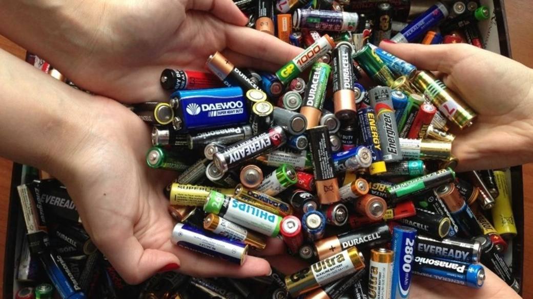 Больше тысячи батареек сдали в барнаульский экопункт С сентября в офисе Росводоканал Барнаул работает экопункт куда любой желающий может сдать вторсырье на последующую переработку За недолгий период работы сюда поступило свыше 15 килограммов использованных батареек а также большое количество целый короб пластиковых крышек Теперь ни одна из батареек не окажется на свалке а значит совместными усилиями мы уже защитили от загрязнения примерно 2 гектара земли или 400 кубометров воды Это наглядный результат нашего вклада в экологическое благополучие родного города говорит председатель Совета молодых специалистов Андрей Валингер Собранное вторсырье в ближайшее время передадут на переработку Экопункт работает в тамбуре центра обслуживания абонентов водоканала на проспекте Калинина 116