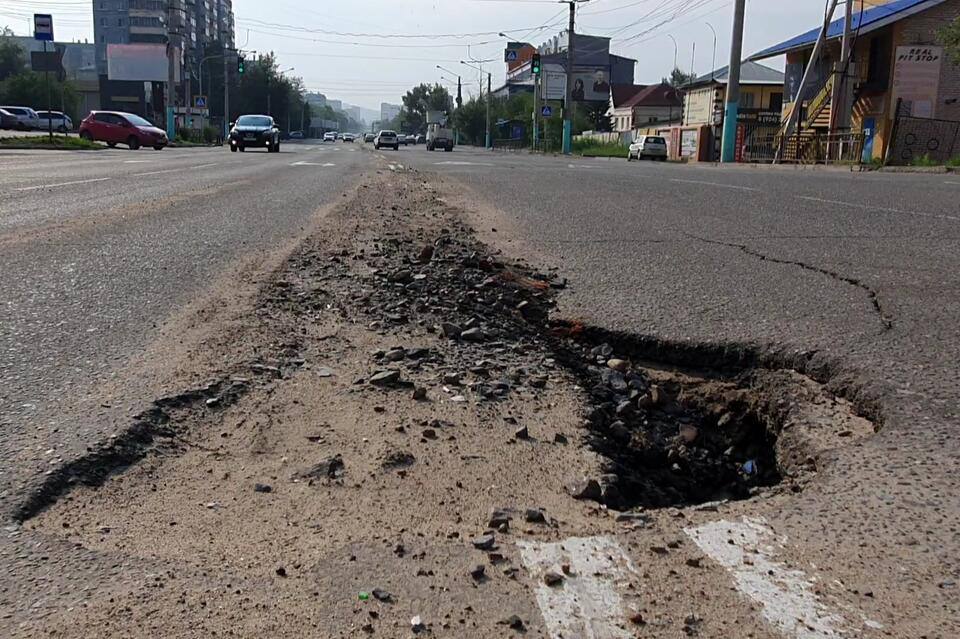 Из крайности в крайность  От дождей страдает не только железная дорога, но и обычное дорожное покрытие. Впрочем, ничего нового.  Несколько провалов на асфальте из-за дождя заметила жительница Читы.   «Будьте осторожны, много провалов на асфальте! На Богомягкова-Нечаева яма и дальше на Нечаева-Красноармейской примерно огромный провал»,  – уточнила она.  Кроме того, по её словам, «плывёт» новая плитка на Новобульварной-Богомягкова.  Во что это выльется?..  ZAB.RU