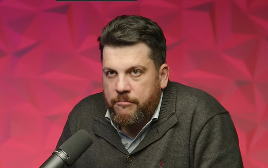 Леонида Волкова могут лишить вида на жительство в Литве после резких высказываний о Русском добровольческом корпусе и украинских чиновниках Департамент миграции страны обратился в Департамент государственной безопасности с просьбой оценить представляют ли его заявления угрозу национальной безопасности или общественному порядку В случае положительного заключения ВНЖ Волкова может быть аннулирован Поводом стала обнародованная переписка Волкова с его бывшей коллегой Анной Тирон ныне связанной с РДК В сообщениях он назвал предполагаемую смерть командира РДК Дениса Капустина денацификацией охарактеризовал РДК как клоунский корпус а также резко высказался в адрес Андрея Ермака Михаила Подоляка и Кирилла Буданова заявив что они должны оказаться в тюрьме Позднее украинская разведка сообщила что информация о смерти Капустина была инсценировкой Волков признал подлинность своих слов заявив что они были написаны в частной переписке и возложил ответственность за публикацию на Анну Тирон несмотря на то что ранее давал согласие на обнародование сообщений Он также подчеркнул что негативно относится к неонацистам и считает союз с ними ошибкой признан иноагентом запрещенная в России террористическая организация внесен в перечень экстремистов и террористов   Telegram MAX Читать эксклюзив