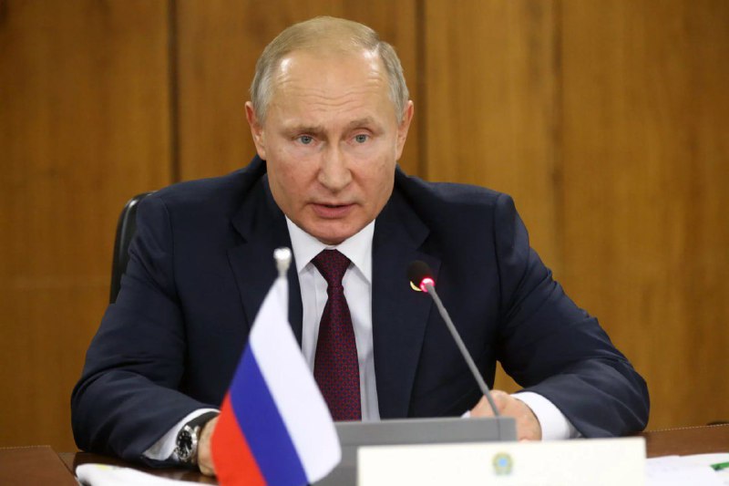 Ожидается важное заявление кремля Журналисты кремлёвского пула анонсировали выступление президента России Владимира Путина, которое, по их словам: «взорвёт американский вечерний прайм-тайм» Заявление ожидается после завершения официальных встреч в Кремле, где Путин планирует ответить на вопросы о возможных вариантах перемирия, ситуации на Украине и требованиях «коалиции желающих». Пресс-секретарь президента Дмитрий Песков подтвердил, что Путин пообщается с представителями СМИ через несколько часов, хотя точное время не уточнил. Путин согласится на 30 дневное прекращение огня? — задается вопросом политолог Сергей Марков. Ранее Песков заявлял, что Москва обдумает предложение о 30-дневном перемирии, но настаивает на учёте «нюансов», включая прекращение поставок оружия Киеву. В то же время США одобрили передачу Украине 125 ракет для РСЗО и 100 перехватчиков Patriot.
