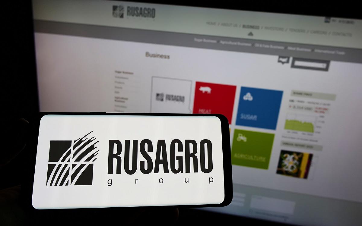 Русагро начала независимую оценку активов это поможет избежать повышенного НДФЛ тем кто покупал бумаги под редомициляцию Агрохолдинг Русагро сообщил на своем сайте о начале независимой оценки По ее результатам будет определена доля рыночной стоимости российских активов Русагро в совокупной стоимости активов кипрской ROS AGRO PLC в период до 5 сентября 2024 года в этот день суд приостановил корпоративные права ROS AGRO PLC в отношении Русагро  После переезда в Россию Русагро и X5 возник налоговый казус Его суть в том что из за особенностей процедуры принудительной редомициляции инвесторы купившие бумаги под идею перевода бизнеса в Россию должны были заплатить повышенный НДФЛ при их продаже Дело в том что в расходы на покупку бумаг засчитывалась лишь часть реальной стоимости покупки из за чего увеличивалась налогооблагаемая база Таким образом в части налогообложения будут защищены права тех инвесторов кто владел глобальными депозитарными расписками ROS AGRO PLC и затем вступил в прямое владение акциями ПАО Группа Русагро в декабре 2024 январе 2025 года говорится в сообщении Результаты оценки будут раскрыты позднее на сайте холдинга В конце ноября Минфин изменил Налоговый кодекс таким образом что на основе независимой оценки эмитент сможет определить реальную долю бизнеса в активах иностранной головной компании до того как по решению российского суда начался принудительный переезд Исходя из ответа Минфина глава Ассоциации розничных инвесторов АРИ Илья Херсонцев допускал что такая доля могла бы приблизиться к 100 Подписаться на Сам ты инвестор