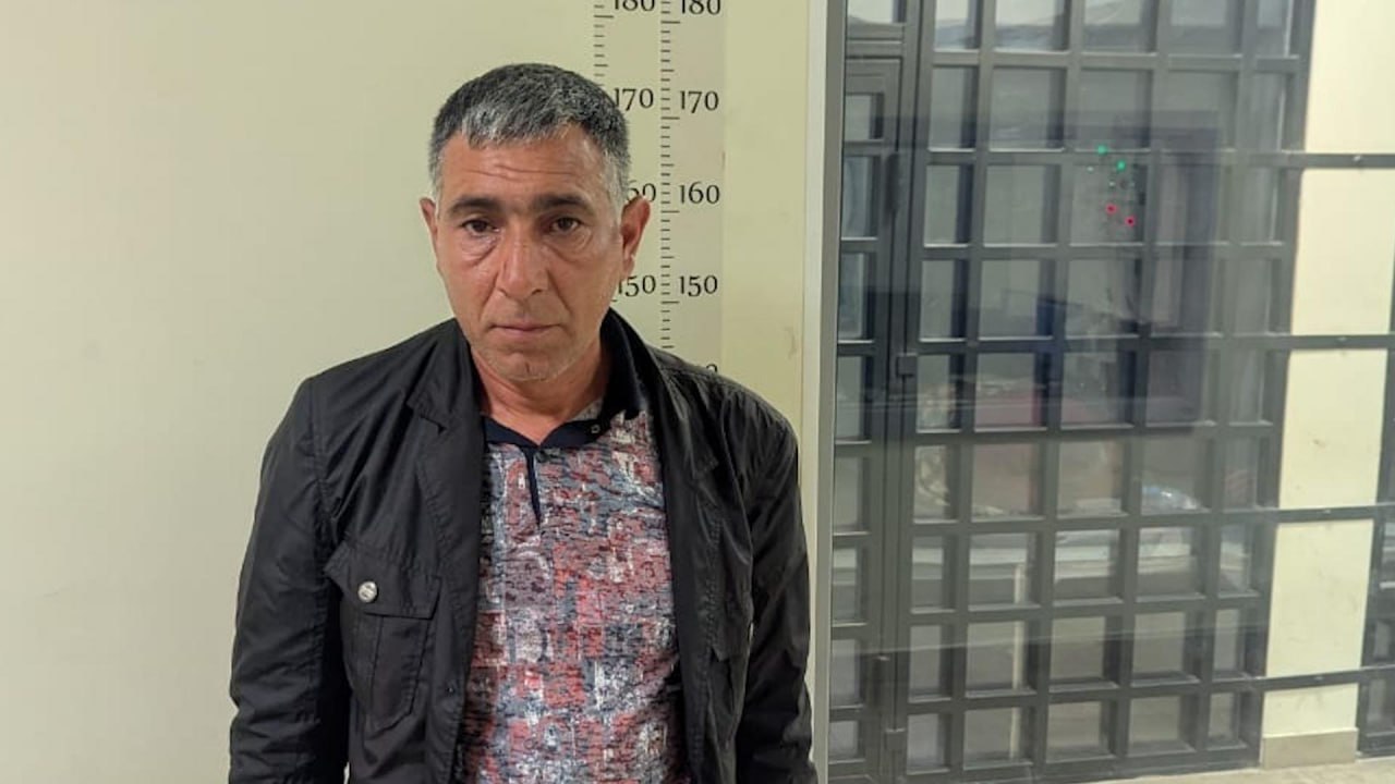 Надругавшегося над 15-летней девочкой мужчину задержали на М-11. Подозреваемый многократно судим Как стало известно , пострадавшая девочка обратилась к прохожему, чтобы он позвонил в экстренные службы. По словам пострадавшей, она выпивала на пляже в Озерках, когда к ней подошли двое мужчин на вид лет 40. Они предложили подвезти её до дома, и она согласилась. Однако злоумышленники преследовали совсем другие цели — в лесопарковой зоне недалеко от улицы Генерала Лагуткина один из незнакомцев изнасиловал ребёнка. Подозреваемым оказался 46-летний житель Владикавказа с богатым криминальным прошлым: на его счету свыше десятка преступлений, в том числе разбой, вымогательство, незаконный оборот наркотиков, угон и кражи. ГУ МВД СПБ И ЛО Подписаться Прислать новость