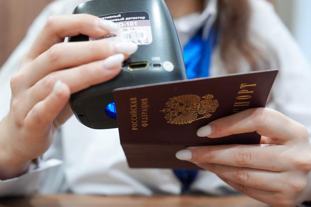 С конца декабря 2025 года в России начнется второй этап внедрения цифрового паспорта Теперь граждане смогут использовать документ для подтверждения личности в банках и других финансовых организациях при условии что они уже проходили очную идентификацию в конкретном учреждении Несмотря на это цифровой паспорт не заменит бумажный Оригинал всё еще будет необходим в ситуациях предусмотренных федеральными законами и нормативными актами Банка России