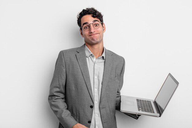 Топ блестит но не горит Представьте есть в команде топ менеджер Такой которого хочется не клонировать а охранять как редкий вид выручка растёт метрики зелёные процессы не скрипят команда не плачет кровью в чатике И всё было бы идеально если бы не одна мелочь в миссию он не верит Не саботирует не спорит Просто работает как наёмный спец мне платят за результат я его даю А про ценности может сухо бросить красиво но жизнь другая И вот дилемма увольнять за отсутствие романтики или молиться на KPI Тут важный тест он молча делает или заражает цинизмом Если он публично не обесценивает миссию не выращивает вокруг себя клуб всё это буллшит соблюдает правила игры и не ломает культуру то это не проблема Это взрослый человек на работе Решение простое и возможно неприятное  не требовать веры требовать поведения   чётко проговорить границы миссию не высмеиваем при команде спорим в закрытом контуре решения делаем в рамках принципов А если собственнику критично чтобы все горели идеей то придётся выбрать или огонь в глазах или огонь в отчёте управление команда культура лидерство