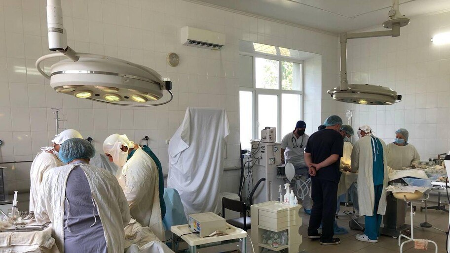 В Скадовске начнут работу анестезиологи-реаниматологи из Кабардино-Балкарии Основной задачей специалистов станет оказание помощи наиболее тяжелым пациентам, находящимся в отделениях хирургии, терапии, педиатрии, акушерства и гинекологии. Врачи будут консультировать пациентов, поступающих в приемное отделение, и непосредственно работать в отделении реанимации и интенсивной терапии. Читать полностью