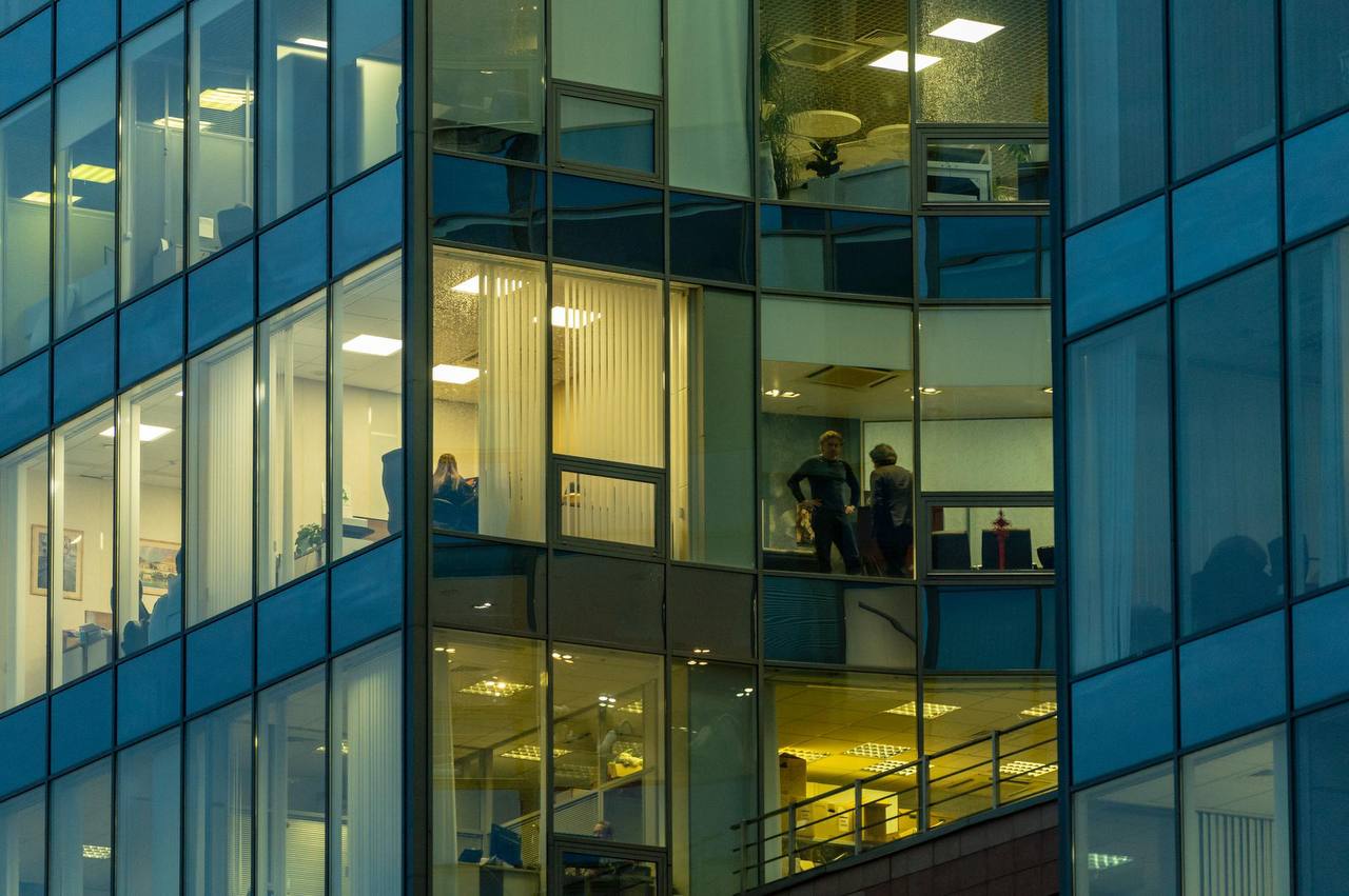 Логистическая компания арендовала четыре этажа бизнес центра у Нарвской Оператор по логистике Лакор взял в аренду 1 2 тыс м2 в БЦ Майков переулок 8 сообщил консультант сделки компания Bright Rich CORFAC International Лакор специализируется на таможенно логистическом сопровождении грузов предоставляя услуги международной логистики таможенного оформления консалтинга и аудита в сфере внешнеэкономической деятельности Переезд позволит компании консолидировать рассредоточенные по городу подразделения в одном месте и расширить площадь офиса Офисы в Кировском районе традиционно востребованы у логистических компаний учитывая его близость к порту Кроме того эта часть города находится вне зоны платной парковки а ставки аренды здесь ниже чем с основных деловых локациях Петербурга говорит партнёр Bright Rich CORFAC International Сигуш Бабоян Михаил Тихонов ДП Подписаться на DP RU