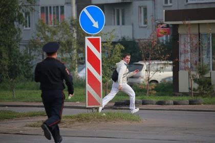В Перми полицейские задержали подозреваемых в угоне и краже автомобилей В отдел полиции Мотовилихинского района обратился 24-летний местный житель с сообщением о пропаже своего автомобиля. Машина исчезла ночью с парковки у дома на улице Целинная. Об этом сообщили в пресс-службе полиции. Сотрудники уголовного розыска быстро приступили к поискам и вскоре нашли транспортное средство. Выяснилось, что к угонам причастны двое пермяков, ранее судимых, 2001 и 2005 годов рождения. Молодых людей задержали и доставили в полицию, где они признались в содеянном, объяснив свой поступок желанием «пошалить». Дополнительно полицейские установили, что подозреваемые также украли другой автомобиль у жителя Мотовилихи. Этот транспорт тоже был обнаружен. По двум уголовным делам — за кражу и незаконное завладение транспортом без цели хищения, совершённые группой лиц по предварительному сговору — продолжается следствие. Одному из подозреваемых избрана мера пресечения в виде заключения под стражу, второму — запрещены определённые действия. Источник ЧП Пермь Прислать новость