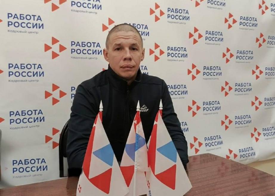 При поддержке службы занятости ветераны СВО в Хабаровском крае осваивают новые профессии и оформляют самозанятость В 2025 году к обучению по направлению службы занятости приступили 68 ветеранов СВО и членов их семей Дмитрий Маторин до службы работал вальщиком леса В августе 2023 года он заключил контракт а в октябре 2024 года из за ранения был списан Мужчина обратился в кадровый центр района имени Лазо за помощью в трудоустройстве Я очень рад что благодаря помощи кадрового центра смог освоить новую профессию и запустить свое дело Теперь успешно совмещаю работу машиниста экскаватора и изготовление тротуарной плитки Огромное спасибо за такую государственную поддержку поделился Дмитрий Маторин Комитет по труду и занятости края оказал ему финансовую помощь в размере 156 тыс рублей на запуск производства По вопросам занятости ветераны СВО и члены их семей могут обратиться в кадровые центры по месту жительства или на единый телефон горячей линии 8 800 511 70 18 ХАБАРОВСКИЙ КРАЙ в МАХ