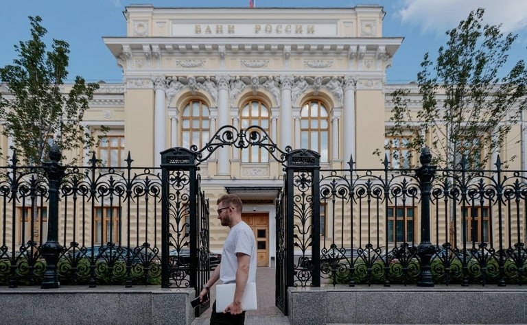 ЦБ призвал оставить в прошлом инвестиционное страхование жизни ЦБ не видит смысла в возвращении инвестиционного страхования жизни. Пусть этот продукт лучше «уйдет в прошлое», считает зампред регулятора Банк России не видит необходимости в возвращении на рынок инвестиционного страхования жизни ИСЖ , заявил зампред Банка России Филипп Габуния на Финансовом конгрессе в Санкт-Петербурге, передает корреспондент РБК. «Нам кажется, что как раз-таки ДСЖ долевое страхование жизни. — РБК убрало все те изъяны, которые были в ИСЖ. И вот все негативные практики, которые мы имели, гораздо сложнее применить через ДСЖ. При этом ДСЖ дает все возможности, делая комбинированный продукт, сочетающий в себе страховую защиту и инвестиции. Поэтому, с нашей точки зрения, ИСЖ уйдет в прошлое, и возвращаться к нему не нужно. При этом это не отменяет других форм накопительного страхования жизни, оно продолжит работать как обычно», — сказал Габуния.