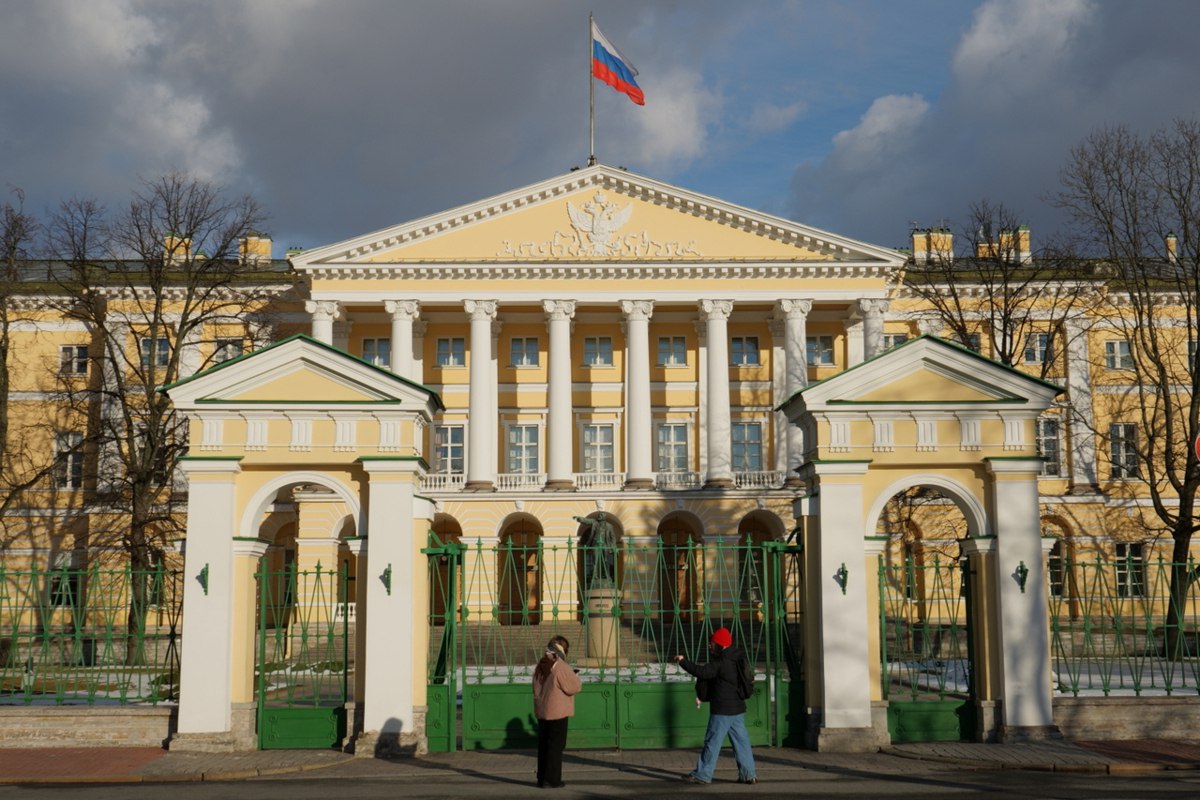 Смольный хочет увеличить выплаты на приемных детей до прожиточного минимума Администрация Петербурга намерена увеличить размер ежемесячной выплаты на детей, переданных на опеку в приемную семью, до прожиточного минимума. Соответствующий проект закона опубликован на сайте Смольного в разделе антикоррупционной экспертизы, обратил внимание ЗАКС.Ру. Сейчас семьи с приемными детьми получают 10444 рубля. Размер прожиточного минимума для детей в 2025 году составляет 18749 рублей. Выплаты на содержание приемных детей установлены в Социальном кодексе Петербурга. Отметим, в последний раз размер выплат менялся в 2016 году. Тогда его подняли с 7583 рублей до 10444 рублей. Согласно тексту проекта закона, теперь эта величина будет меняться ежегодно в соответствии с постановлениями правительства Петербурга о величине прожиточного минимума для детей.