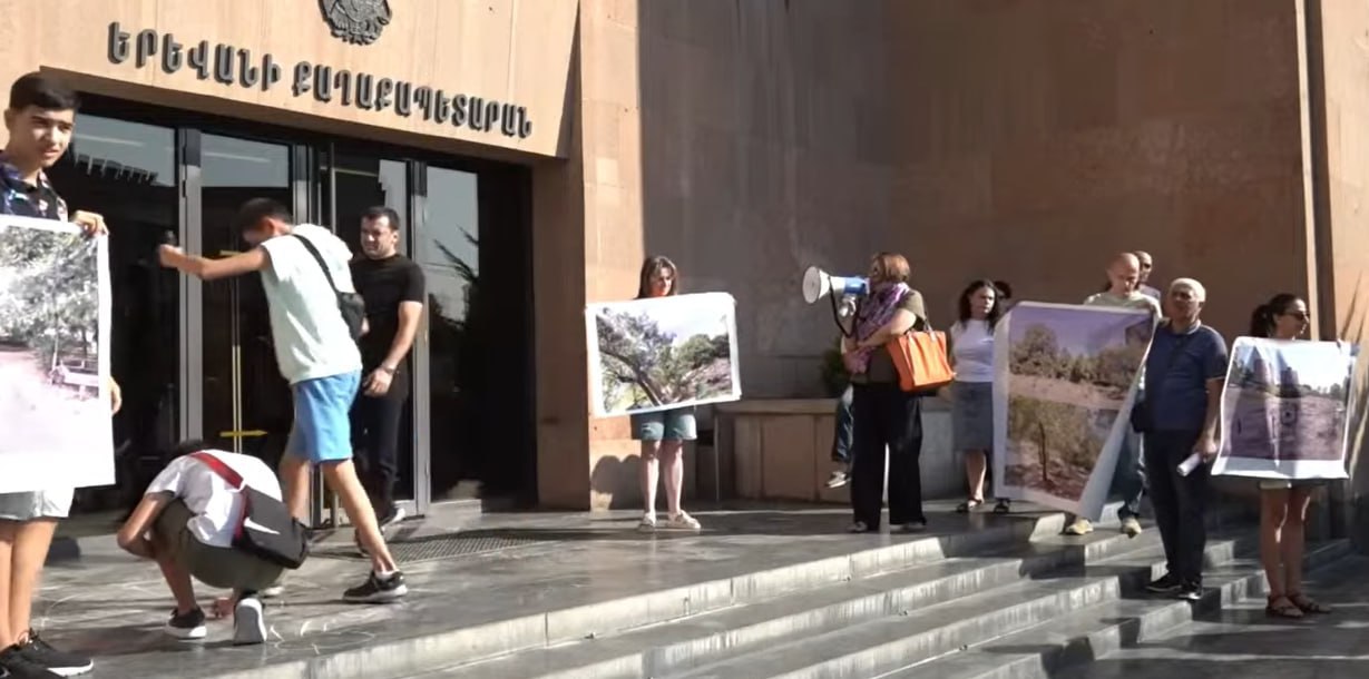Акция протеста проходит перед зданием ереванской мэрии Граждане проводят акцию протеста напротив здания мэрии Еревана Участники акции отмечают что в административном районе Нор Норк мэрия приняла решение построить 18 этажные здания вместо детской площадки По словам блогера Артура Чахояна руководство административного района Нор Норк дало отрицательное заключение на проект строительства 18 этажных зданий на последнем общественном обсуждении Однако сегодня в повестке Совета старейшин Еревана стоит вопрос о выдаче разрешения на строительство 18 этажных зданий за счет единственной детской площадки И это при том что Совет старейшин уже трижды отклонял вопрос о выдаче разрешения на строительство сказал он alphanewsam Подписка на Alpha News ВК Дзен Сайт TikTok Facebook Instagram YouTube X twitter