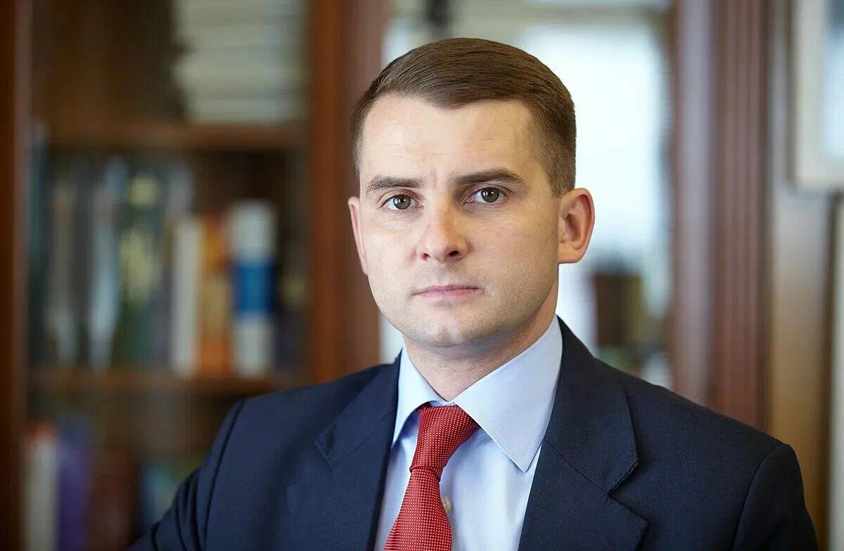 Депутат Ярослав Нилов отозвал иск об оспаривании исключения из ЛДПР Глава комитета Госдумы по труду направил соответствующий документ в суд и просил рассмотреть его без личного участия Об этом РИА Новости сообщил представитель партии Евгений Резник Причины такого поступка он уточнять не стал и посоветовал обращаться с этим вопросом к истцу Судья пояснила что документы от Ярослава Нилова ещё не поступили его представителя в суде не было Из за этого заседание отложили до 5 ноября Подпишись на Говорит Москва