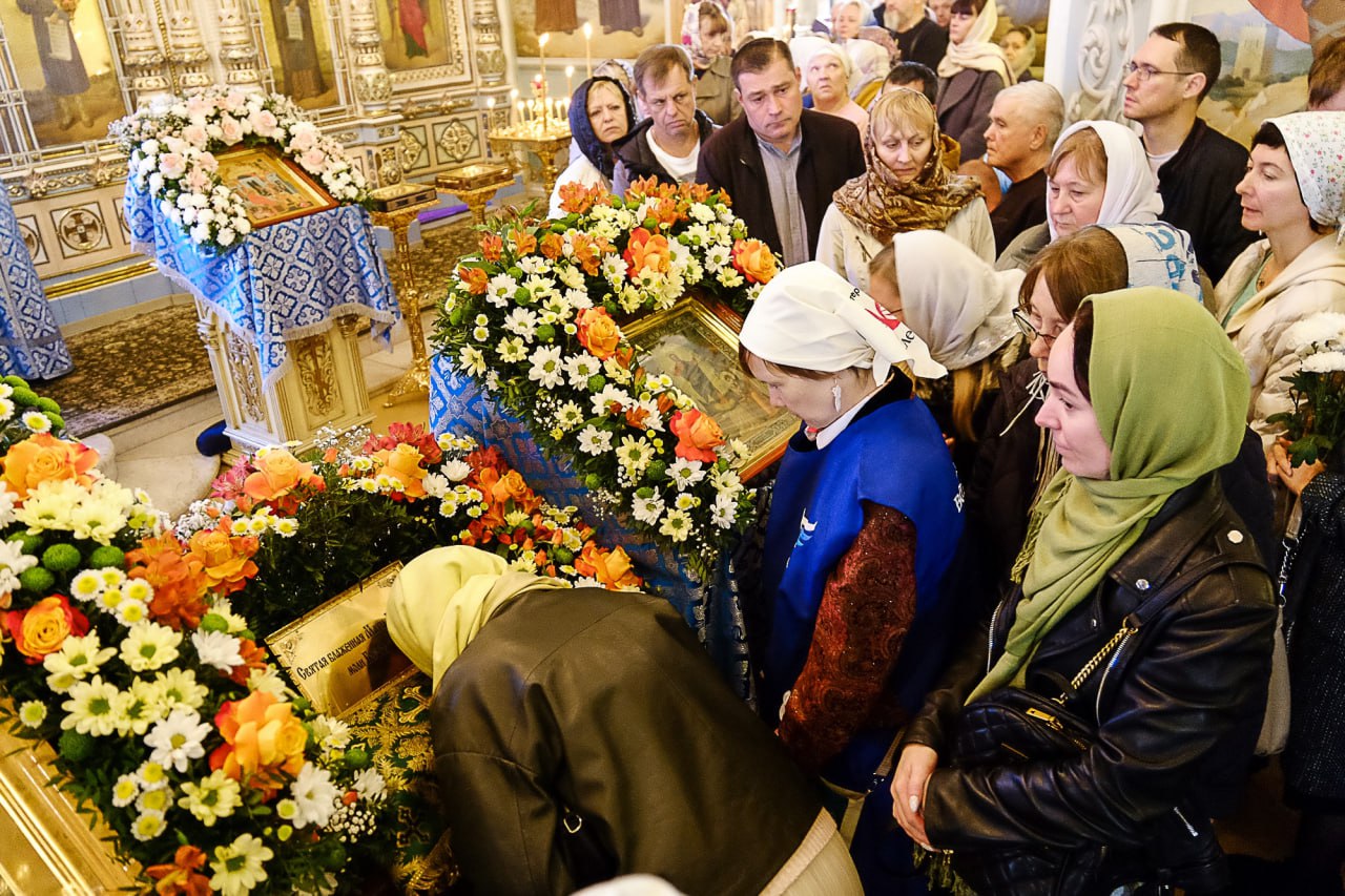 Частицу мощей блаженной Матроны Московской доставят в Челябинск завтра утром Во вторник 16 сентября в 9 00 в Свято Симеоновский кафедральный собор привезут ковчег с частицей мощей блаженной Матроны Московской Святыню встретит духовенство Челябинской епархии во главе с митрополитом Челябинским и Миасским Алексием Затем правящий архиерей возглавит Божественную литургию в соборе Во время службы все желающие смогут приложиться к частице мощей Матронушки Храм наполнится благоуханием цветов хризантем роз гвоздик Этот обычай когда верующие приносят цветы к святой старице имеет глубокий смысл Блаженная Матрона Московская несмотря на слепоту обладала удивительной любовью к цветам ощущая их красоту и чистоту Ковчег с частицей мощей блаженной Матроны пробудет в Свято Симеоновском соборе до 28 сентября Храм будет открыт с 8 00 до 20 00 ежедневно У каждого южноуральца будет возможность помолиться о сокровенном и обрести духовную поддержку Адрес собора г Челябинск ул Кыштымская 32