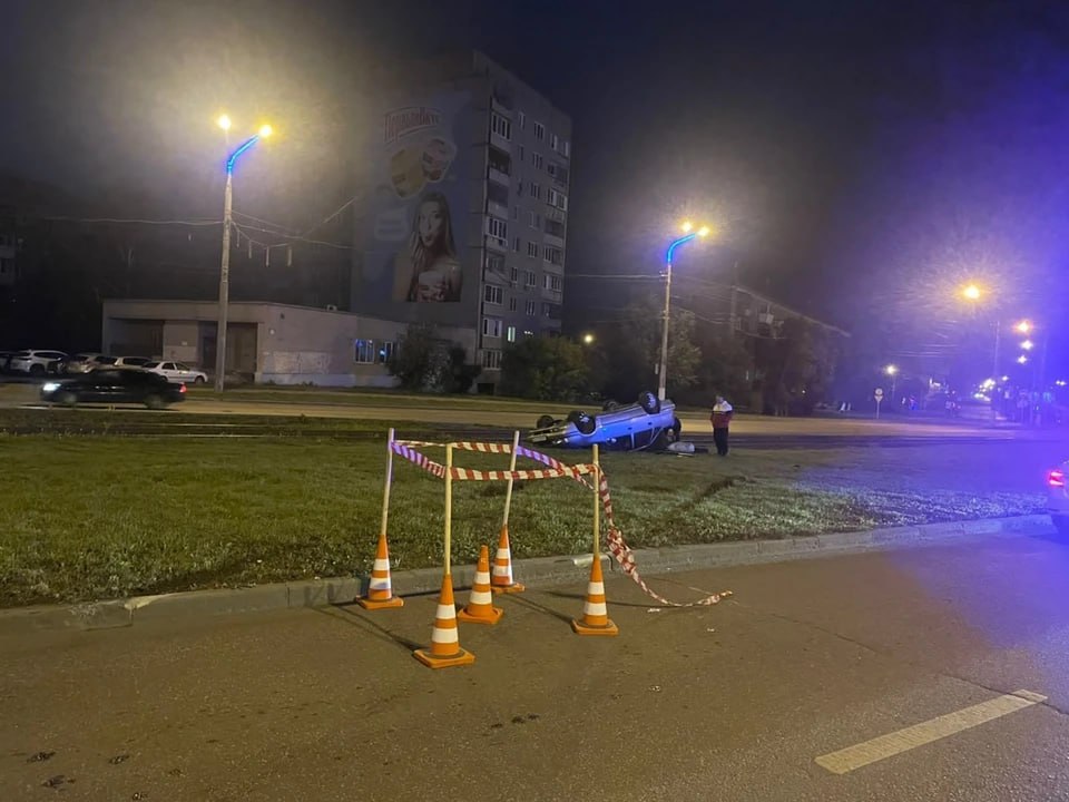 Спасалась от столкновения с грузовиком женщина пострадала в ДТП с переворотом в Магнитогорске В Магнитогорске на улице Советской опрокинулась Daewoo Nexia Пострадала 35 летняя женщина управлявшая иномаркой Сейчас она в больнице Как рассказали в Госавтоинспекции Магнитогорска ДТП случилось ночью 32 летний водитель грузовика DAF FT поворачивал на красный сигнал светофора и не уступил встречной Daewoo Водителю иномарки пришлось резко вывернуть руль чтобы не врезаться в фуру Из за маневра иномарка вылетела за пределы дороги и перевернулась   Подписаться на chelkp