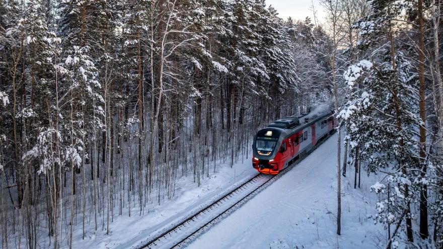 Назначили дополнительные электрички на февральские праздники В эти дни прогнозируем повышенный спрос на поездки в пригороде поэтому назначили дополнительно время местное с 19 по 24 февраля межрегиональные поезда Екатеринбург Верхний Уфалей Челябинск Частота курсирования на маршруте увеличится до 3 раз в день Отправление   из Екатеринбурга в 08 34 11 41 18 07  из Челябинска в 06 45 13 42 19 13 23 февраля электрички Екатеринбург Пассажирский Нижний Тагил Отправление в 10 33 и в 19 31 21 и 23 февраля Финист 7051 Екатеринбург Шаля отправление в 17 37 22 и 24 февраля Финист 7052 Шаля Екатеринбург отправление в 04 38 Кроме того в февральские праздники изменится порядок курсирования некоторых пригородных поездов и будут отменены электрички которые ходят только по рабочим дням Подробнее обо всех изменениях в приложении РЖД Пассажирам на сайтах РЖД и Свердловской пригородной компании а также на станциях