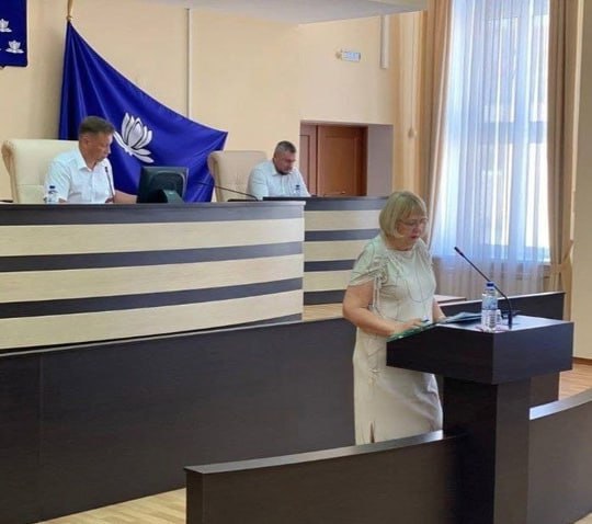 Российский чиновник провалился в дыру в полу во время обсуждения финансов  Случай произошёл в Новокуйбышевске. Мужчина провалился в дыру в полу прямо во время обсуждения вопросов о бюджете города на заседании Думы  «Этот случай на заседании Думы, где обсуждался вопрос о бюджете города, напомнил мне состояние финансовых дел в Новокуйбышевске. Всё летит в дыру: и финансы, и чиновники, и бюджет!»