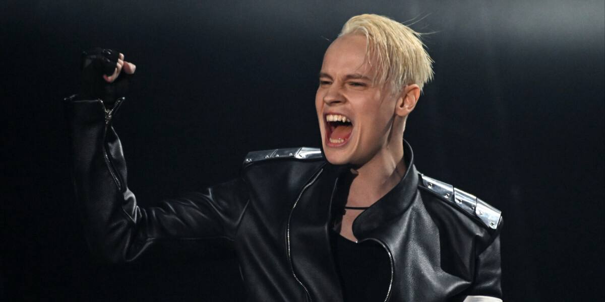 Певец Ярослав Дронов Shaman третий год подряд лидирует в рейтинге лучших российских исполнителей свидетельствуют результаты исследования аналитического центра ВЦИОМ Третий год подряд первенство в народном рейтинге лучших исполнителей принадлежит Ярославу Дронову SHAMAN 28 второе место Олегу Газманову 16 говорится в сообщении Как отмечается в исследовании первое место в рейтинге лучших певиц России четвертый год подряд занимает Полина Гагарина 17 На втором месте Валерия 11 на третьем Лариса Долина 8