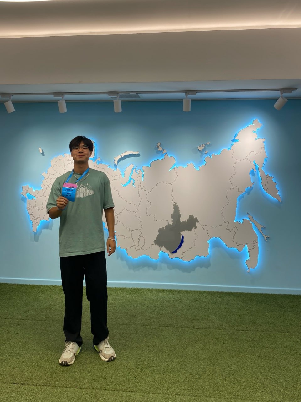 Студент ТюмГУ победил во всероссийском конкурсе WOW RUSSIA Участникам предстояло сделать лучший пост о жизни и учебе в нашей стране Данг Хай Нгуен из Вьетнама стал лучшим в номинации Культура Россия между строк Посмотреть конкурсное видео Данг Хай Нгуена можно по ссылке Поздравляем и очень гордимся Фото личный архив студента ТюмГУ Поддержать канал MAX