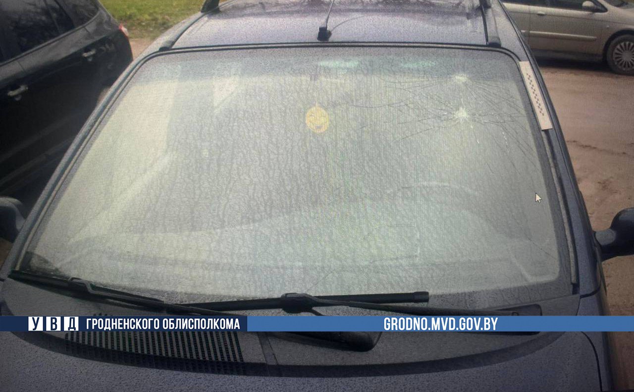 В Ошмянах пенсионер выбросил из окна стеклянную бутылку и повредил чужой автомобиль В Ошмянское РОВД обратился 67 летний местный житель с заявлением о технических повреждениях своего авто Утром он обнаружил что кто то разбил лобовое стекло  Выяснилось что потерпевший припарковал свой автомобиль без нарушений ПДД вблизи дома А 70 летний житель многоэтажки после распития спиртных напитков решил выбросить бутылку в окно С четвертого этажа стеклянная бутылка приземлилась не на тротуар а прямо на лобовое стекло Renault В УВД отметили что причиненный материальный ущерб оценили в 400 белорусских рублей  Со слов мужчины он просто не хотел чтобы супруга увидела бутылку Возбуждено уголовное дело по статье Хулиганство Максимальное наказание лишение свободы сроком до трех лет  Поддержать канал бустами Inst TikTok ВК OK FB