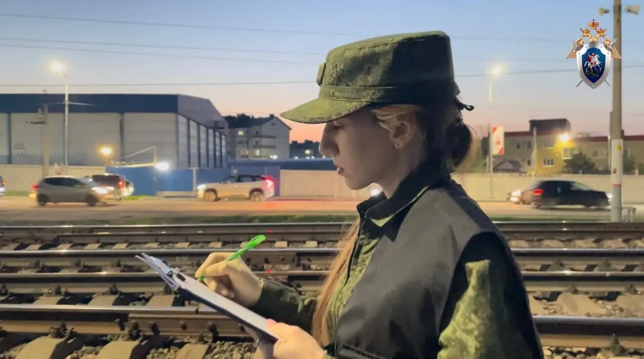 Мужчина погиб под поездом на перегоне Ягодная Козелковская Вечером 19 мая мужчина переходил железнодорожные пути в неположенном месте и попал под поезд От полученных травм он скончался на месте Следователи проводят доследственную проверку Новости без связи