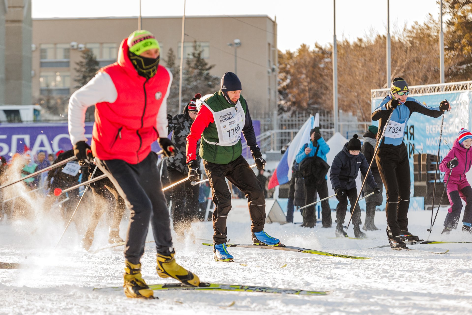 На развитие спорта в Челябинской области направят почти 3 млрд рублей Власти Челябинской области утвердили субсидию Фонду поддержки спортивных и социальных проектов региона В 2026 году сумма составит 2 8 млрд рублей Постановление подписал губернатор Алексей Текслер Финансирование рассчитано сразу на три года 2026 2027 и 2028 Средства пойдут на проведение спортивных мероприятий часть из которых фонд организует самостоятельно часть в партнерстве Фонд будет обязан ежеквартально отчитываться перед правительством области о проделанной работе и результатах С 2019 года в регионе построили 109 спортивных объектов На Южном Урале официально развиваются 144 вида спорта и работают 137 спортивных федераций