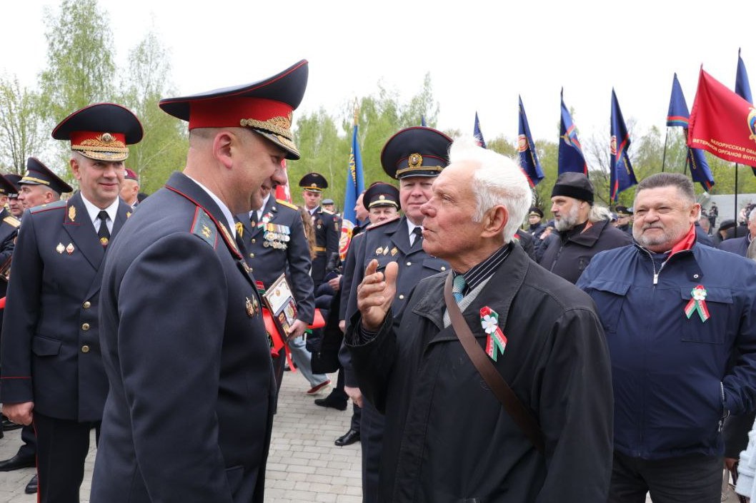 На Гомельщине, где стартовал автомотопробег, важным моментом стала встреча Ивана Кубракова с Владимиром Казаченко. Подполковник внутренней службы в отставке, бывший начальник Жлобинского РОВД, в прошлом он - малолетний узник концлагеря. Глава ведомства вручил пенсионеру "фронтовую посылку". На Могилевщине Министр пообщался с Николаем Винниковым, также малолетним узником концлагеря, и передал ему аналогичный подарок. В Витебске не остались без внимания МВД узницы концлагерей Любовь Шмыкова, Зинаида Козорез и житель блокадного Ленинграда Анатолий Котырло. На этом поддержка участников войны не заканчивается. Министерство внутренних дел продолжит адресную помощь тем, кто прошел годы лихолетья, на всех остановках автомотопробега. А тех, кто по состоянию здоровья не может посетить мероприятия, в преддверии Дня Победы навестят по месту жительства. Подвиг и страдания ветеранов, узников, детей войны не забыты!