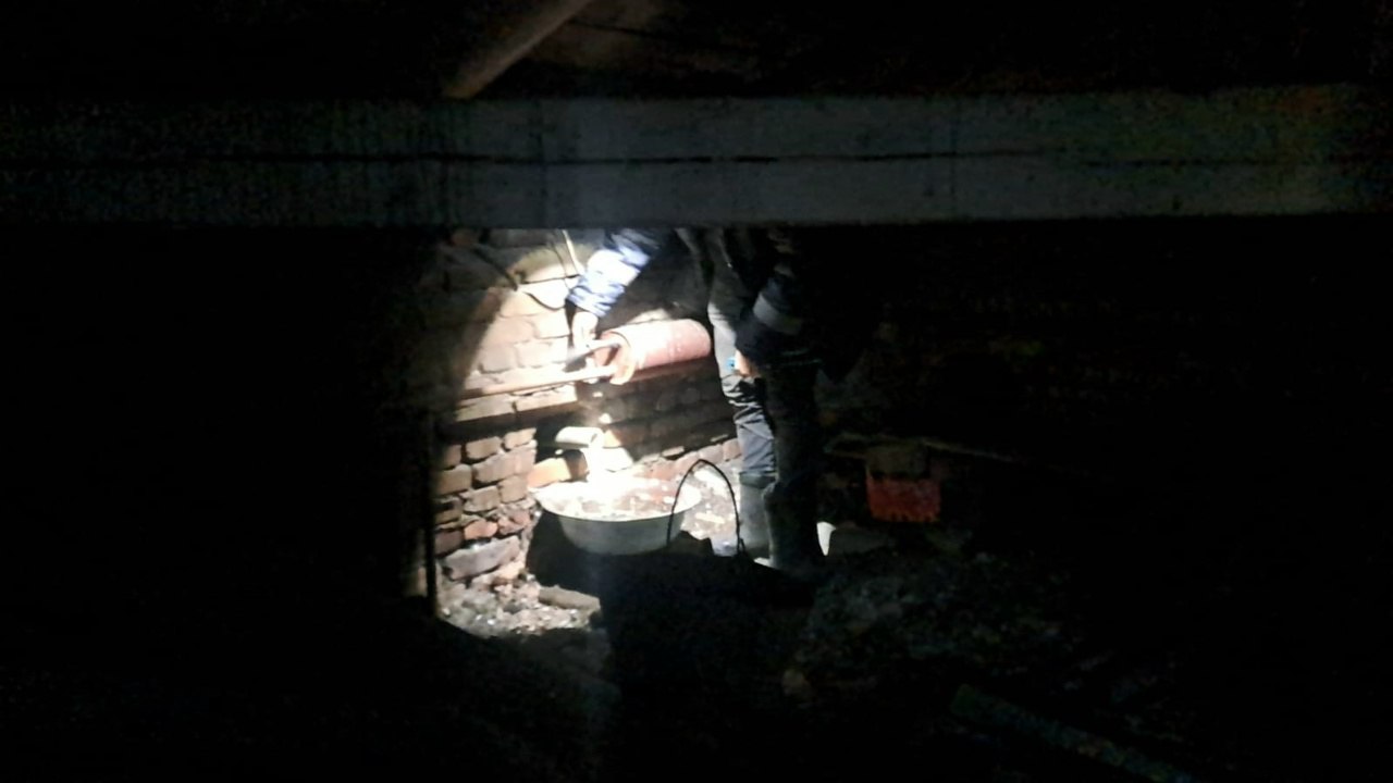 В Североморске продолжают поэтапно возвращать тепло в дома после ликвидации аварии Работа проходит поэтапно чтобы оборудование ТЦ 345 не отключилось автоматически из за резкого скачка нагрузки сообщил глава ЗАТО Владимир Евменьков Ранее из за прорыва на теплосети в районе госпиталя от отопления и горячего водоснабжения были отключены жилые дома в зоне Верхняя Ваенга В настоящее время коммуникации возвращают в часть домов на улицах Северная Застава Флотских Строителей и Генерала Фулика Глава Североморска дал поручение максимально оперативно возобновить подачу отопления и ГВС в квартиры горожан Для усиления в состав аварийных бригад включили сотрудников Мурманэнергосбыта Фото администрация Североморска Все самые важные новости Telegram MAX