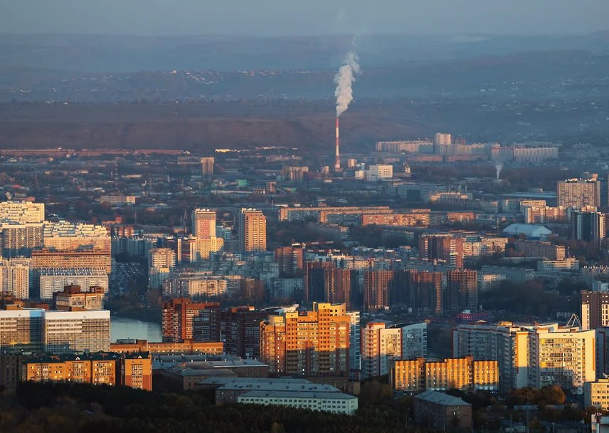 Коммерсантъ Сибирь Для зданий Красноярска создадут «колористическую концепцию» городского пространства.   Она должна быть подготовлена к празднованию 400-летия города в 2028 году. Проект изменений комиссия горсовета по градостроительству и дорожно-транспортной инфраструктуре одобрила в конце прошлой недели.  «Она  колористическая концепция.— “Ъ”  необходима для развития идентичности города, повышения архитектурной привлекательности, сохранения и регенерации историко-культурного, ландшафтного и архитектурно-пространственного своеобразия»,— пояснили в мэрии.   Фото: Александр Манзюк, Коммерсантъ   Подписывайтесь на... подробнее на канале: Коммерсантъ Сибирь @