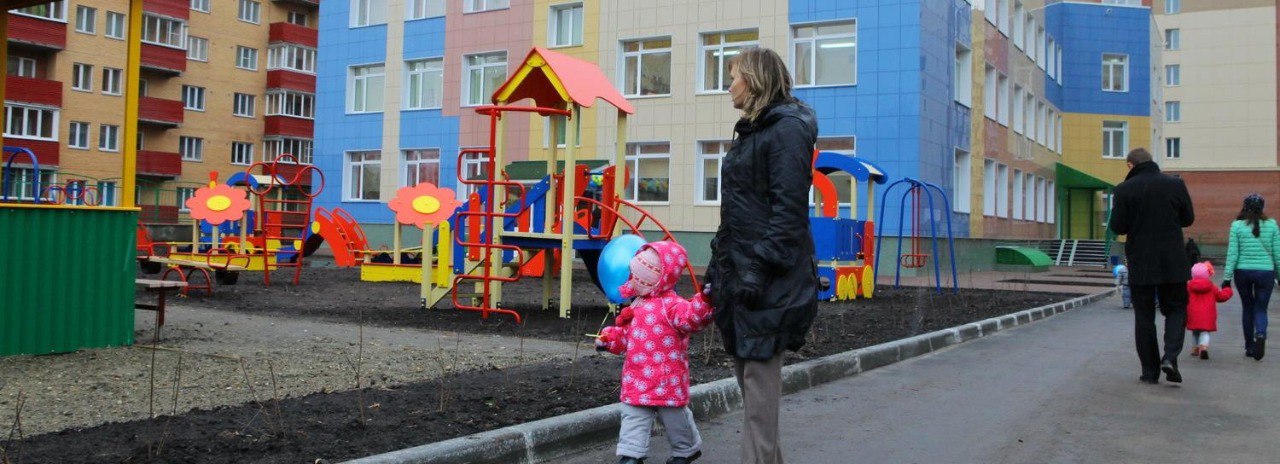 В Новосибирске родители пожаловались на семилетнего мальчика, который избивает их детей в детском саду  В одном из детских садов Калининского района Новосибирска семилетний мальчик ведет себя агрессивно: бьет других детей и устраивает истерики. На девиантное поведение ребенка пожаловались родители.  Как рассказала Mash Siberia одна из родительниц по имени Дарья, проблемный ребенок поменял уже два детских сада, с прошлого учреждения его со скандалом забрала мама. Когда мальчик оказался в этой группе детского сада, начались постоянные побои детей. Кроме рукоприкладства малолетний дебошир устраивает истерики, в порыве которых даже в адрес воспитатлей прилетает нецензурная брань.  «У нас в группе десять малышей с ОВЗ, коррекционные занятия которых постоянно срывает этот мальчик. Такие избиения происходят уже больше года. Мать ребенка отказывается от психологической помощи, утверждая, что его мальчика провоцируют сами дети. Заведующая же никаких мер не принимает», — делится Дарья.  Родители написали заявление в полицию и коллективное письмо в комисиию по делам несовершеннолетних. Жалобу рассмотрят только через 60 дней.    НДН.Инфо