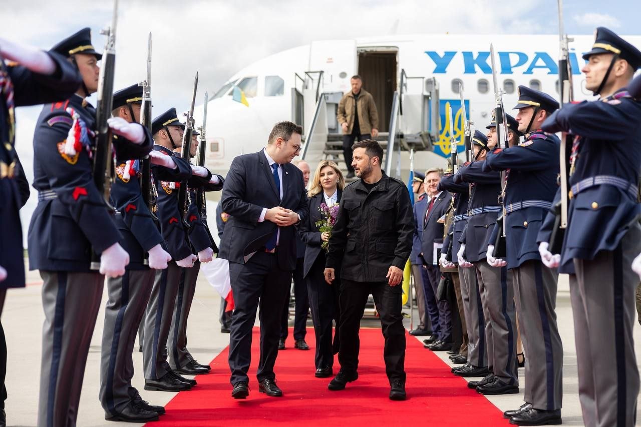 Зеленский совершает визит в Чехию Украинский президент Владимир Зеленский прибыл вместе со своей женой Еленой с двухдневным визитом в Прагу. В аэропорту их встретил чешский министр иностранных дел Ян Липавский, как он сообщил на платформе X. В Пражском Граде Зеленский должен встретиться с президентом Петром Павелом и главой правительства Петром Фиалой. Одной из главных тем, вероятно, станет чешская инициатива по снарядам, которая играет важную роль в обеспечении Украины боеприпасами крупного калибра. Фото: Zelenskiy / Official Telegram