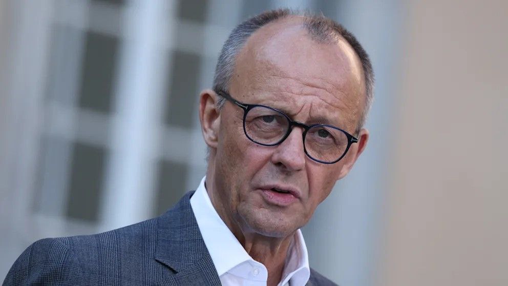 Чёрно красное правительство Германии теряет популярность как никогда прежде Правящие партии Германии ХДС ХСС и СДПГ теряют поддержку избирателей до рекордно низкого уровня Согласно последнему опросу блок ХДС ХСС Союз теряет один процентный пункт и опускается до 24 а социал демократы от СДПГ до 14 Вместе правящая коалиция набирает лишь 38 самый низкий показатель с момента начала её работы в мае Это на шесть процентов меньше чем нужно для парламентского большинства Партия АдГ Альтернатива для Германии удерживает свой показатель в 26 оставаясь самой сильной политической силой в стране BILD Russian