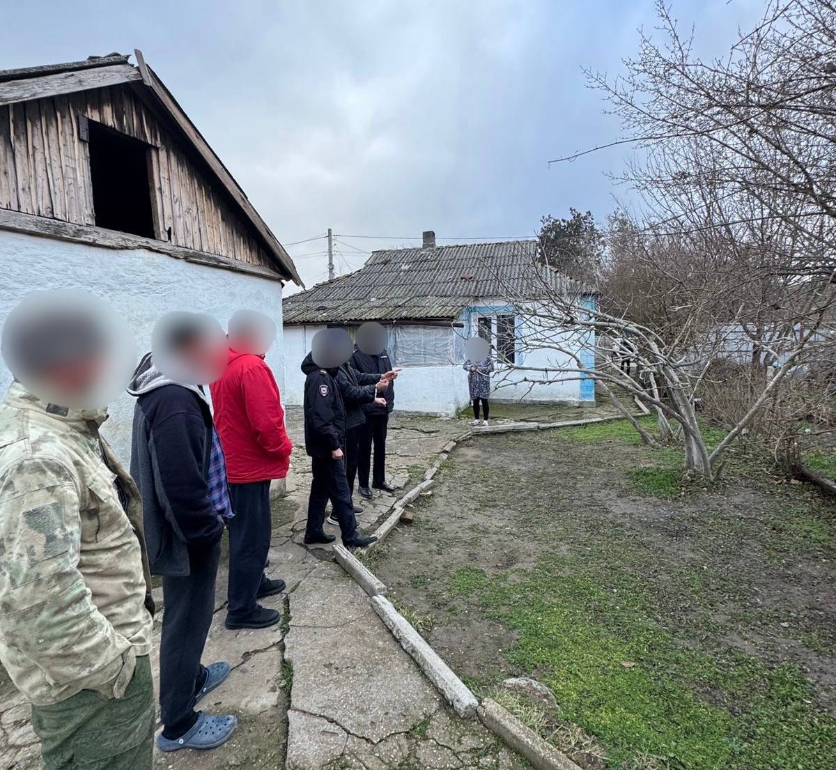 В Бахчисарае местный житель признанный виновным в грабеже отправится в колонию Судом установлено что в апреле 2024 года в ночное время мужчина незаконно проник через окно в домовладение своей сожительницы которая находилась дома с детьми откуда похитил имущество В момент хищения мужчина был застигнут потерпевшей на ее просьбы покинуть жилье и прекратить преступные действия он не реагировал напугав женщину и несовершеннолетних Осужденный был задержан сотрудниками органов внутренних дел Суд приговорил виновного к 4 годам лишения свободы с отбыванием наказания в исправительной колонии общего режима Приговор в законную силу не вступил