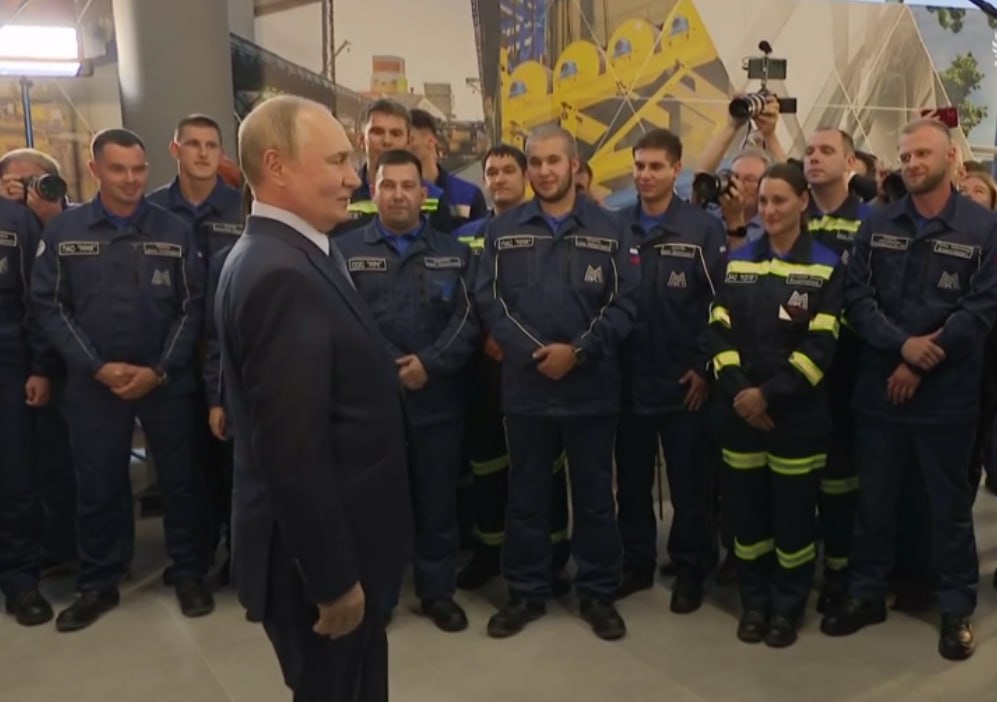 В ходе рабочего визита на ММК Владимир Путин также посетил цех машиностроительной продукции. Здесь создано современное производство, которое позволит, начиная с 2026 года, обеспечить импортозамещение оборудования в горно-металлургической отрасли. Промлощадка позволит изготавливать более 10 тысяч тонн продукции в год. После осмотра цеха Владимир Путин пообщался с работниками комбината, поздравив их с приближающимся Днем металлурга. «Пока только комбинат посмотрел, еще собираемся посмотреть парк. С губернатором мы находимся в постоянном контакте. Я знаю, как развивается Магнитогорск. Еще у нас сегодня будет встреча с Алексеем Текслером», — сказал Владимир Путин.