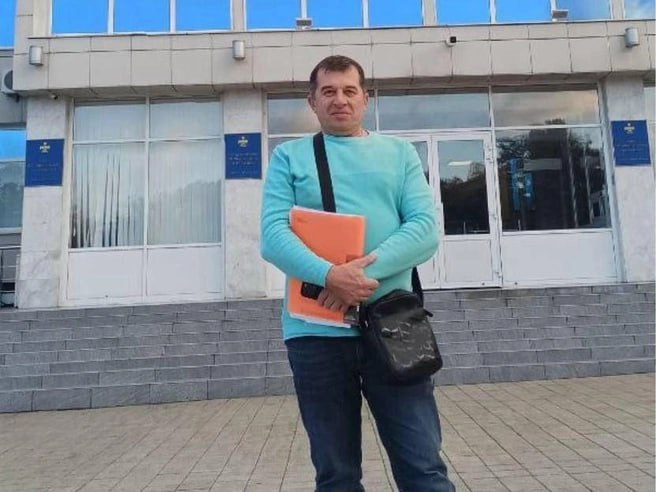 Конкурс на пост мэра Анапы признали несостоявшимся На вакантную должность документы подал только один человек По закону нужно как минимум два кандидата Возглавить город хотел уроженец Казахстана бизнесмен Виталий Самарец Его выдвинула общественная межрегиональная организация по защите прав граждан Правовое государство Председатель совета депутатов курортного города Вячеслав Вовк сообщил Telegram каналу Осторожно Media что в ближайшее время объявят ещё один конкурс Журналист задал уточняющий вопрос о том насколько вероятно что люди не стремятся в мэры Анапы из за тяжёлой экологической обстановки после разлива мазута в декабре 2024 года Вовк ответил что такой информации у него нет С августа 2020 года Анапой руководил Василий Швец В июне 2025 го он подал в отставку по собственному желанию в связи с переходом на новую работу При этом как отмечает Коммерсантъ информации о его назначении до сих пор нет Подписаться на Говорит Москва Telegram VK MAX