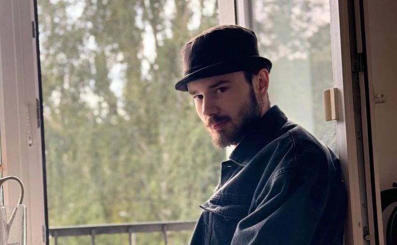 На иноагента по приколу возбудили уголовное дело В декабре 2023 года Марат Никандров которому на тот момент было 19 лет был включен в реестр иностранных агентов по собственному заявлению Он публично объяснял что сделал это по приколу утверждая что направил в Минюст не менее пяти обращений с просьбой признать его иностранным агентом В заявлениях по его словам он указывал что находится под влиянием президента Украины Владимира Зеленского и бывшего президента США Джо Байдена Так он решил выразить солидарность с настоящими иностранными агентами попавшими в реестр В реестр иностранных агентов умника конечно же включили поскольку на то были все основания личное заявление и собственноручное письменное признание нахождения под влиянием иностранных политиков Как полагает следствие Никандров зная о возложенных на него обязанностях иностранного агента и уже будучи дважды привлеченным к административной ответственности за их нарушение вновь не исполнил требования закона Ранее он уже был дважды оштрафован за нарушения порядка деятельности иностранного агента и непредставление отчетности в Минюст Однако не смотря на это по данным Следственного комитета Никандров в очередной раз не направил в Министерство юстиции обязательные отчеты за второй и третий кварталы 2025 года Не смотря на штрафы которые собирался оплачивать с помощью сборов продолжал думать что это всё просто прикол В ходе допроса 16 февраля Никандров полностью признал вину в несдаче отчетности и попросил строго не наказывать Теперь ему грозит до двух лет лишения свободы Страшно за судьбу и то к чему это все привело Понятное дело что приколов уже никаких нет Если когда то давно когда мне было 19 лет это выглядело всё как прикол то сейчас понятное дело с учетом всех этих обстоятельств это уже так не выглядит сообщил Марат Никандров Доприкалывался Коли назвался груздём полезай в кузов Ну или подписывай контракт и дуй на СВО исправляться и доказывать что больше не находишься под иностранным влиянием