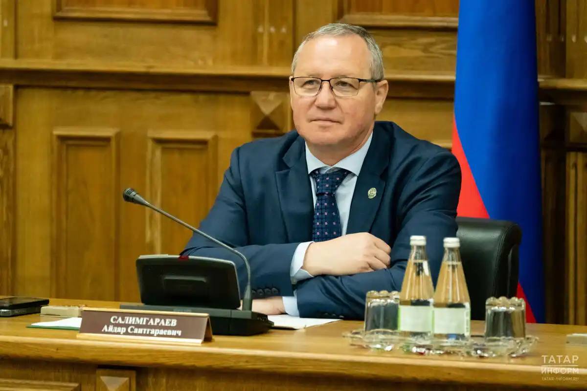 Айдар Салимгараев поздравил журналистов с Днем печати Татарстана Руководитель Республиканского агентства по печати и массовым коммуникациям «Татмедиа» Айдар Салимгараев поздравил журналистов с Днем печати Татарстана. Салимгараев отметил, что, несмотря на растущее влияние интернета и использование искусственного интеллекта в работе, значение журналиста остается высоким. «Интернета в нашей жизни становится все больше. В последнее время в работе часто используется искусственный интеллект, но роль журналиста ниже не становится. Это такой инструмент, который упрощает нашу работу, но не умаляет роль журналиста», – заявил он. Также он отметил, что этот праздник предоставляет возможность представителям СМИ обменяться мнениями и опытом. «Журналистику тяжело мерить цифрами. Самое главное – есть о чем писать. И интерес журналистов к своей работе – главное достижение», – сказал Айдар Салимгараев. Подписаться Сообщить новость