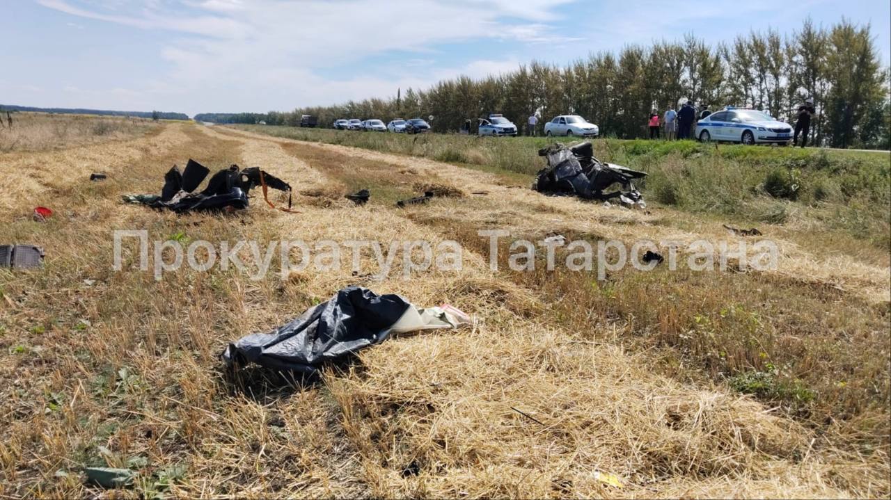 Два человека погибли в страшном ДТП в Татарстане  Утром в Лениногорском районе водитель ВАЗ-2111 выехал на встречку и столкнулся с Opel Mokka. Удар был такой силы, что отечественное авто вылетело в кювет.  От полученных травм два пассажира ВАЗ скончались на месте – еще четыре человека с травмами доставили в больницу. Прокуратура района начала проверку.    Подписаться на «Вечерку»