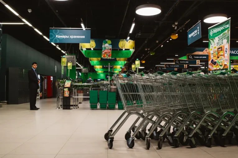 Оборот розничной торговли в России в 2025 году вырастет на 7 5 год к году и впервые превысит 60 трлн рублей подсчитали аналитики НКР При этом они признают что в текущих ценах динамика в плюс 10 2 поддерживалась инфляцией а в сопоставимых ценах рост оказался ограниченным 2 4 MGNT X5 LENT jkinvest news jkinvest