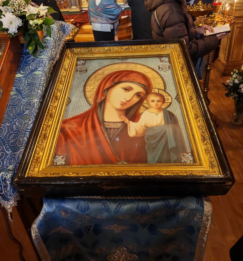 С Праздником Казанской иконы Божьей Матери Икона на фото была взята с врат Казанского Богородицкого монастыря в Казани где была обретена Казанская икона Божьей Матери Она была выцветшей передана одному верующему мужчине Через некоторое время она начала обновляться и при молитве у этого образа стали происходить исцеления Теперь этот мужчина хранитель этого образа ездит по Храмам России и размещает икону для молитвы ПОДПИСАТЬСЯ на Правозащитный центр Сорок Сороков ВК Rutube ОК Яндекс Дзен НАПИСАТЬ НАМ ПОЖЕРТВОВАТЬ