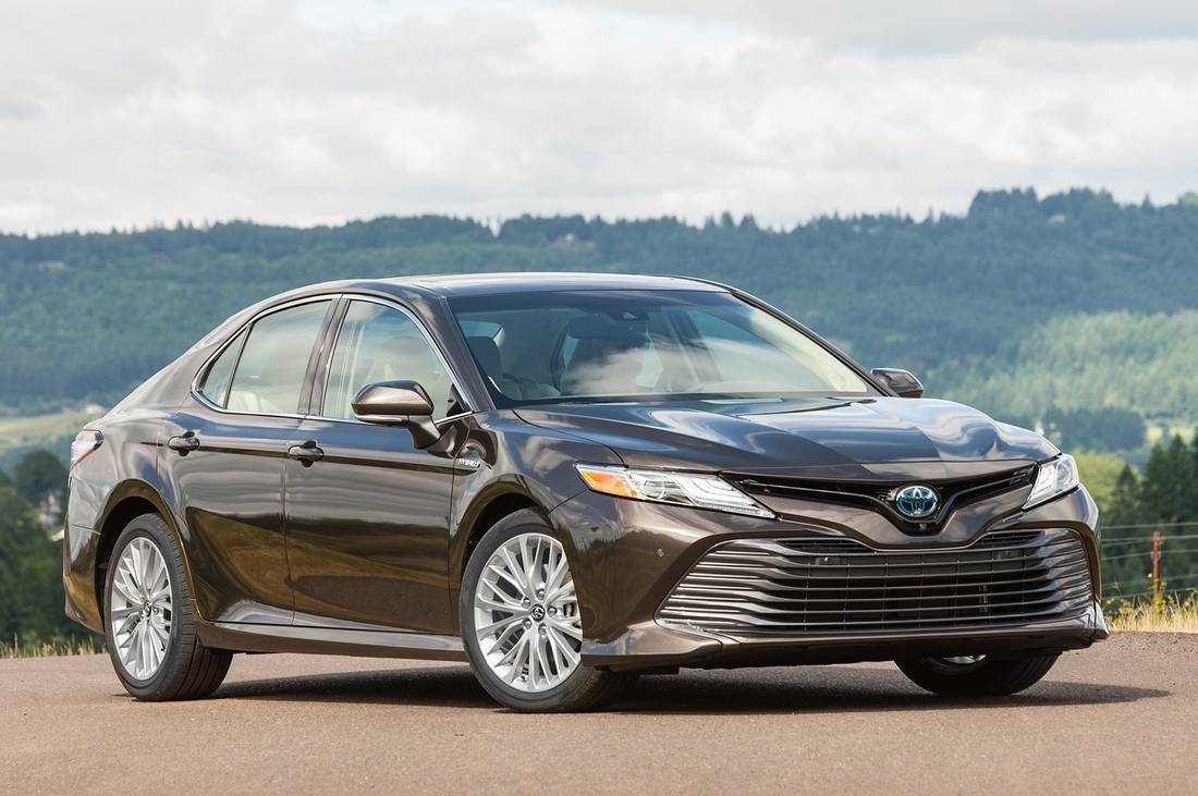 Toyota Camry будет стоить В ТРИ РАЗА ДОРОЖЕ для россиян из за нового утильсбора Ценник на 2 5 литровый седан взлетит до почти СЕМИ миллионов рублей В остальном мире для сравнения он стоит всего 2 5 млн рублей Помянем Технотренды