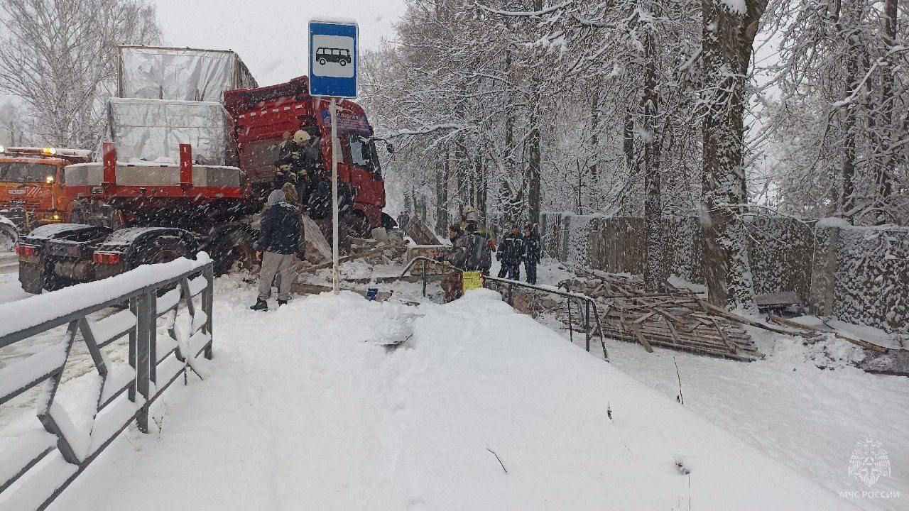 В Омутнинске Кировской области грузовик Shacman врезался в остановку, три человека получили травмы различной степени тяжести, один из них госпитализирован, сообщает управление МЧС по региону.   Областная ГАИ уточняет, что на улице Коковихина грузовик Shacman также столкнулся с легковушкой, а та после этого врезалась в КАМАЗ. Проводится проверка.  #Новости