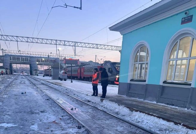 На омском ж д вокзале мужчина попал под тепловоз По предварительным данным сибиряк хотел перейти в неположенном месте Омич жив но у него тяжелые травмы верхних и нижних конечностей Об этом сообщили в региональном ЛО МВД Сейчас мужчина находится в больнице Оставайтесь с нами на связи в МАХ