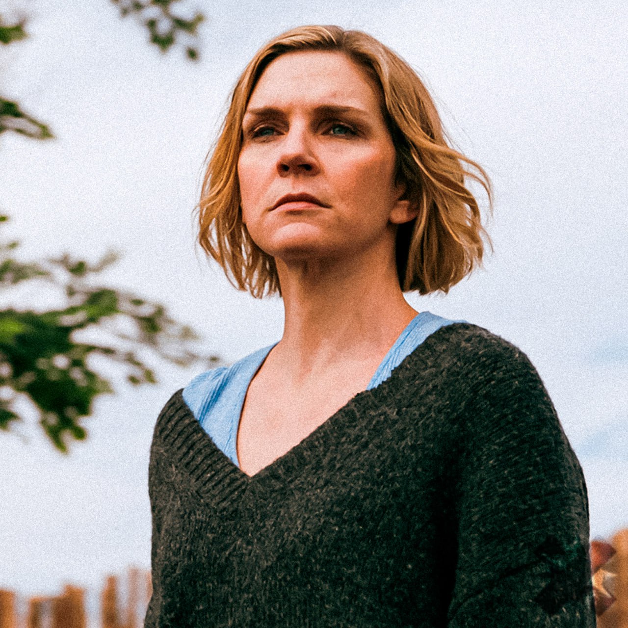 Винс Гиллиган назвал ИИ самой дорогой и энергозатратной машиной для плагиата Шоураннер Во все тяжкие и Лучше звоните Солу резко высказался о нейросетях отметив что искусственный интеллект лишь копирует чужие идеи При этом Гиллиган поделился хорошей новостью его новый сериал Из многих уже получил продление на второй сезон   ну хоть кто то не фанат ИИ а сценаристы тоже идеи не копируют НМШ