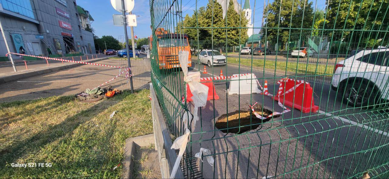 Специалисты ООО «Водоканал Краснодар» ликвидируют провал на улице Сормовской Обрушение произошло на железобетонном коллекторе диаметром 600 мм по улице Тюляева, 2. Глубина провала порядка 7 метров, протяжённость — 6 метров. Бригада аварийно-восстановительных работ ООО «Водоканал Краснодар»оперативно выехала на место. Специалисты провели обследование сети и приступили к ликвидации провала на сетях водоотведения. В связи с проведением ремонтных работ по улице Сормовской будет ограничено движение по двум полосам в сторону улицы Тюляева. — Провал произошёл на старом железобетонном трубопроводе 1980 года. Специалисты обследуют сеть, выполняют промывку трубопровода для понижения уровня сточных вод и устанавливают перекачивающую станцию. На месте работает 2 единицы техники и 7 специалистов компании, — комментирует директор по производству ООО «Водоканал Краснодар» Станислав Гераськов. Для удобства жителей работы ведутся без отключения водоотведения. 