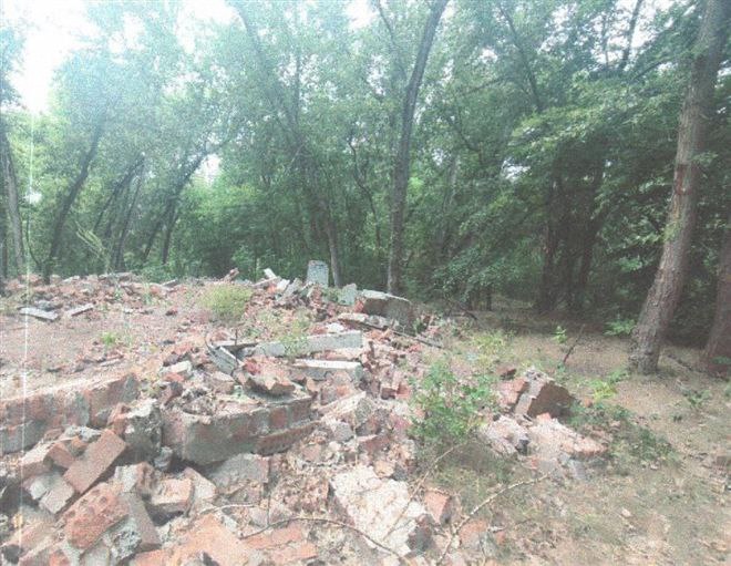 Кассация согласилась с возвращением государству территории лагеря Кировец В Самаре кассационный суд согласился с решением Куйбышевского районного суда о возвращении в собственность государства территории детского лагеря Кировец Напомним Куйбышевский металлургический завод начал строить лагерь в 1980 году В 1992 г земли предоставили в постоянное пользование Самарскому металлургическому заводу на тот момент цена участка составляла 23 млн рублей С 1993 г в результате сделок сопровождавшихся искажением сведений и подменой понятий в документах детский лагерь расположенный в черте города перешел в собственность физического лица В 2024 г участок площадью 4 6 га владелец выставил на продажу за 140 млн рублей Это привлекло внимание прокуратуры В рамках проверки обнаружилась аффилированность юридических лиц в собственности которых успел побывать бывший трудовой лагерь Надзорный орган потребовал в суде признать все сделки купли продажи ничтожными и вернуть землю в собственность РФ В феврале 2025 г Куйбышевский районный суд Самары удовлетворил требования прокурора Ответчик не согласился с таким решением и обжаловал его в апелляционном порядке а затем и в кассации Однако и апелляционный и кассационный суды решение Куйбышевского райсуда признали законным Фото Прокуратура Самарской области