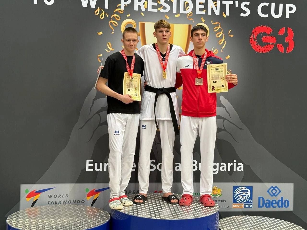 Ульяновский тхэквондист завоевал серебро на Международном турнире «President CUP». Соревнования прошли в Болгарии. Артём Мытарев стал вторым в весовой категории до 80 кг и набрал рейтинговые очки для отбора на Чемпионат мира. Короче, молодец Подписаться Прислать новость